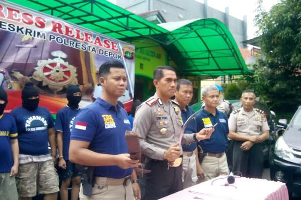 Ngaku Polisi, Hulk Terpincang-pincang...