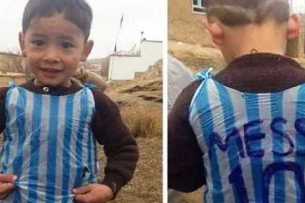 Penggemar Messi Berkaus...