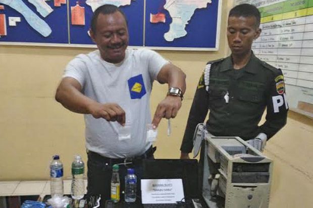 Anggota TNI AD Edarkan...