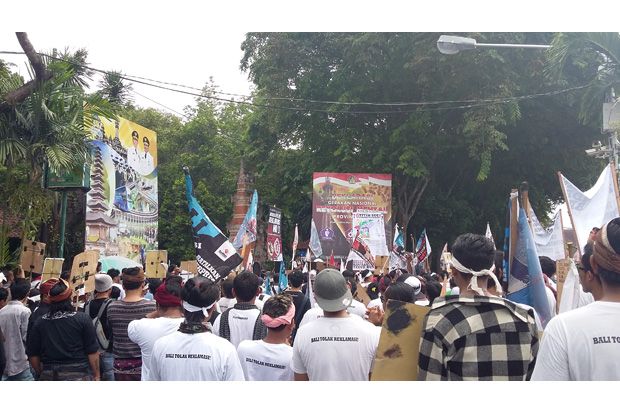 Ribuan Massa Datangi...
