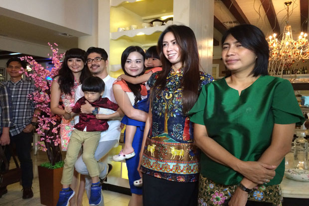 Jelang Imlek, Alena...