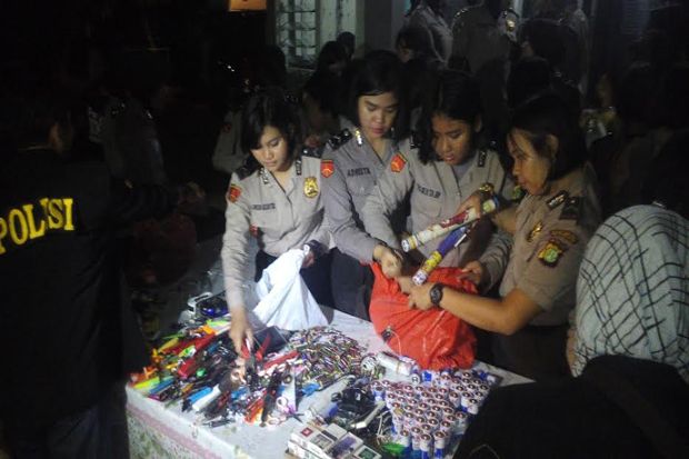 Bawa Benda Terlarang,...