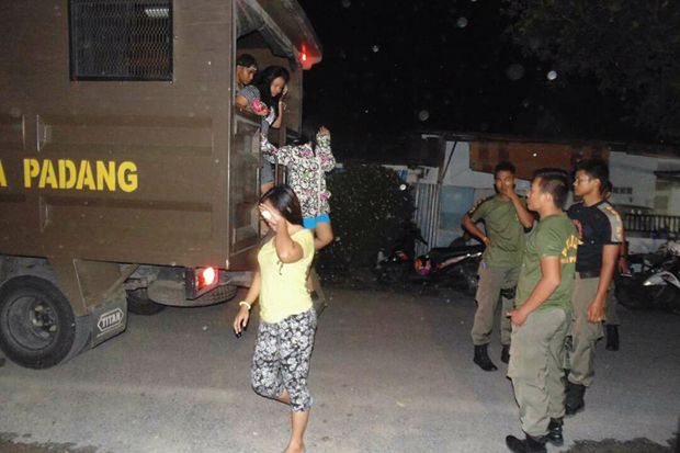 Pesta Miras, Empat Perempuan...