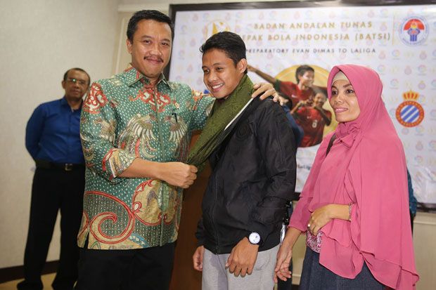 Terbang ke Spanyol,...