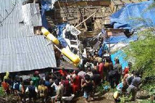 Helikopter Tabrak Rumah,...