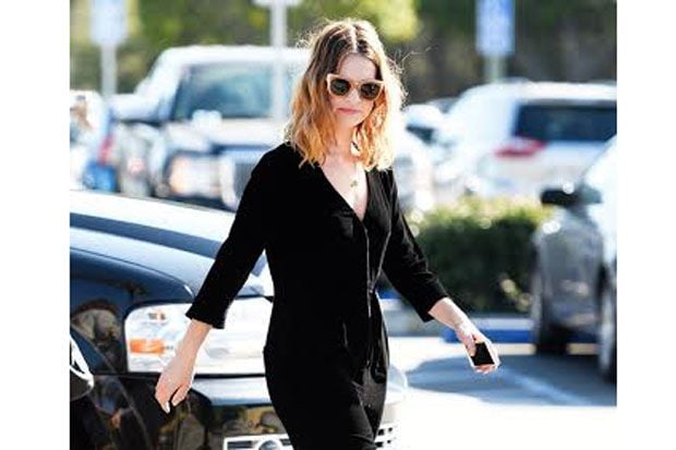Lily James Tampil Menawan...