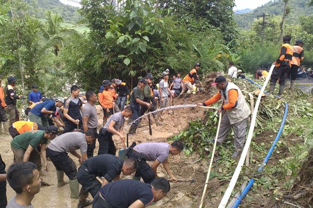 Tebing Longsor Tutup...