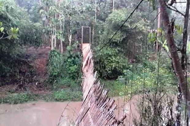 Pascajembatan Putus,...