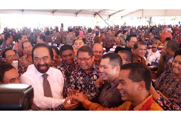 Momen HT dan Surya Paloh...