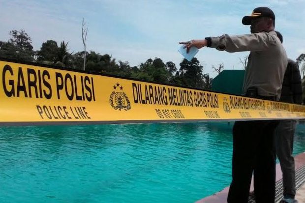 Latihan Berenang, Siswi...