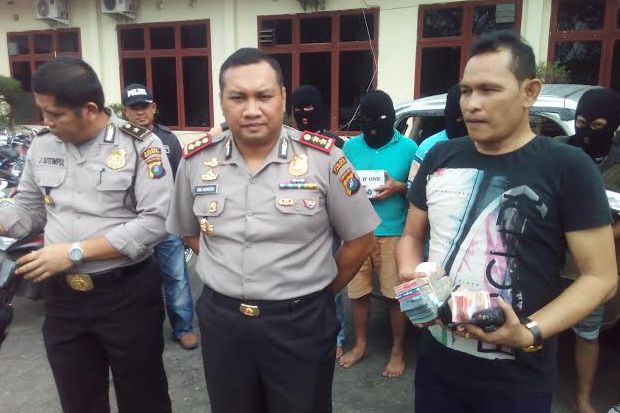 2 Oknum Polisi Merampok...