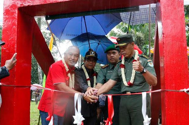 Telkomsel Serahkan Donasi...