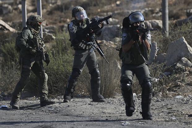 Aniaya Tahanan Palestina,...