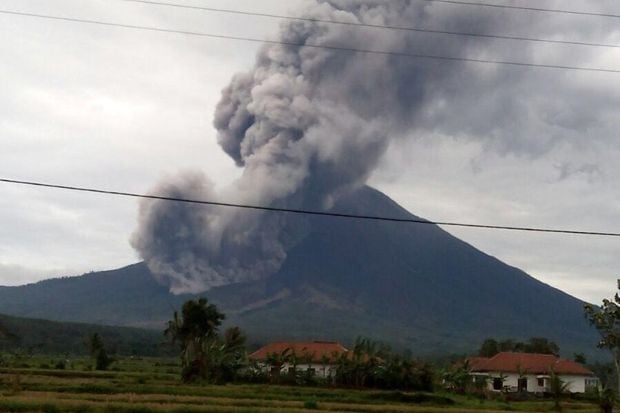 Guguran Awan Panas dari...