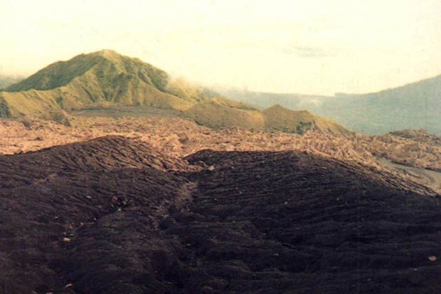 Gunung Dukono Embuskan...