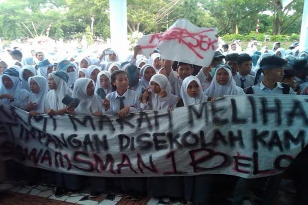 Siswa SMA 1 Belopa Tuntut...