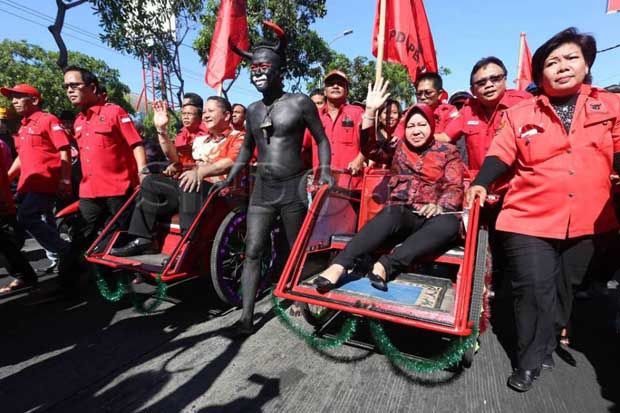Risma Gunakan Sepatu...