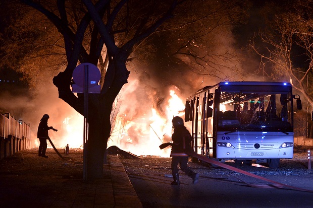 Bom Guncang Bus Militer...