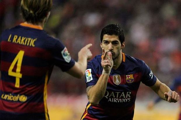 Messi dan Suarez Mantapkan...