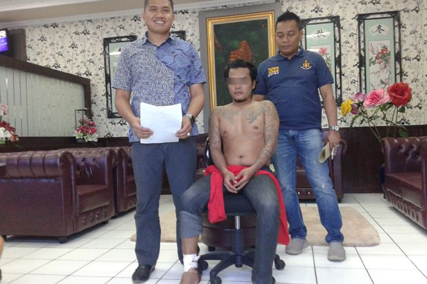 Buron Lima Bulan, Perampok...