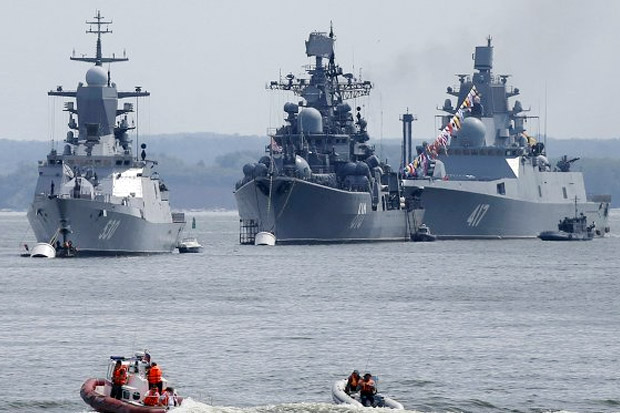 Kapal Perang Rusia Bersenjata...