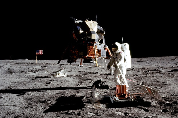 Astronot Apollo 10 Dengar...