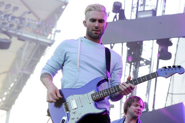 Adam Levine Pamer Tato...