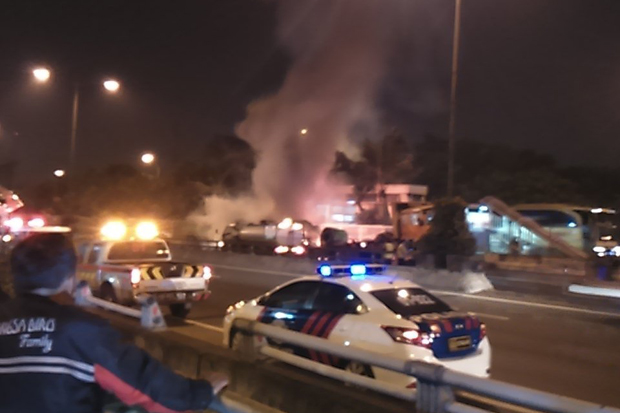 Truk Terbakar di Fly...