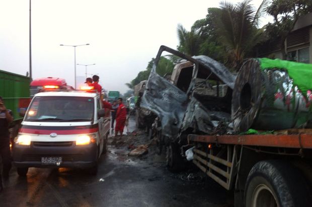 Truk Terbakar di Fly...