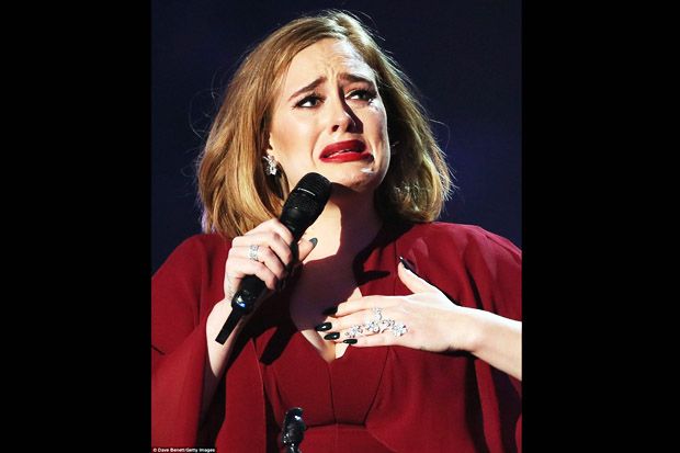 Adele Mewek saat Borong...