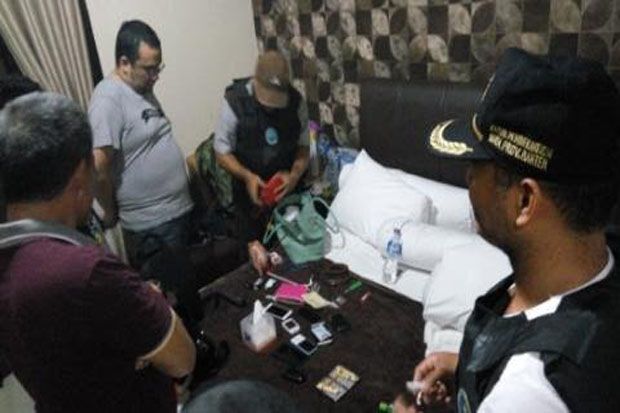 Pesta Sabu Bersama Wanita,...