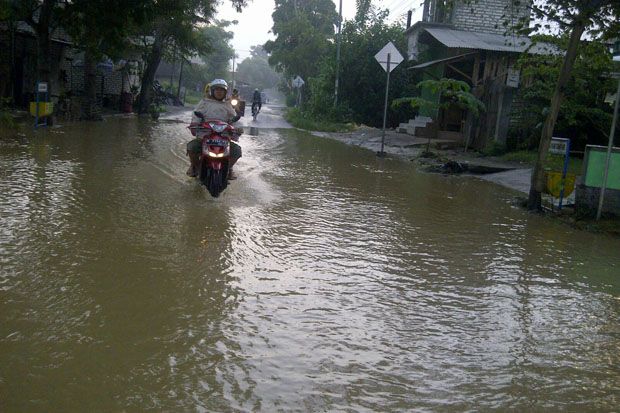 Sungai Kemuning Meluap,...