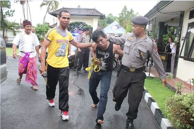 Tembak Ban Mobil, Dua...