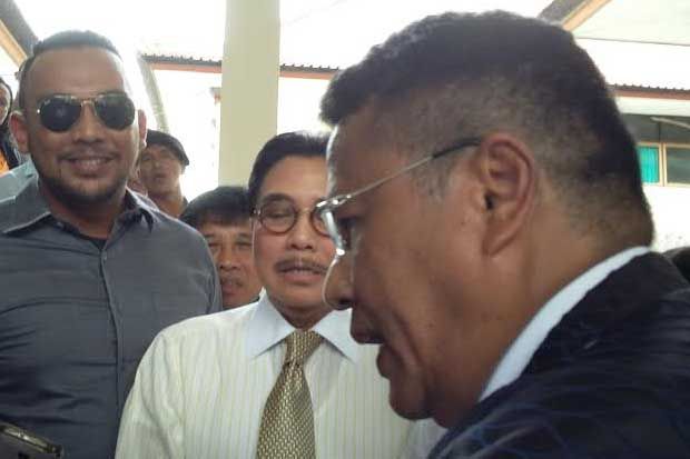 Tunggu Putusan Sidang,...