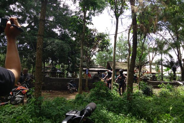 Sembunyi di Makam Keramat,...