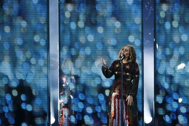 Adele Bantu Penonton...