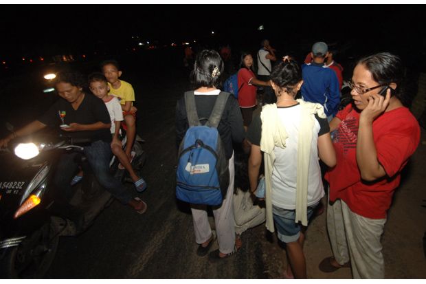 Gempa 8,3 SR Warga Mentawai...