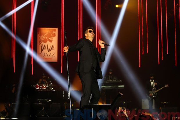 Robin Thicke Turun Panggung...