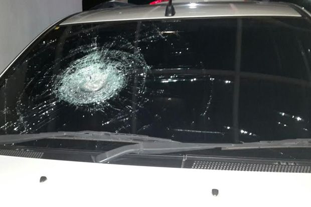 Pelemparan Kaca Mobil...