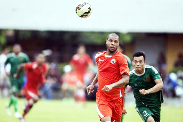 Jakmania Kicked Moreira