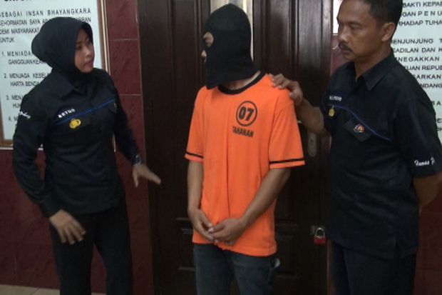 Polisi Tangkap Pembuang...