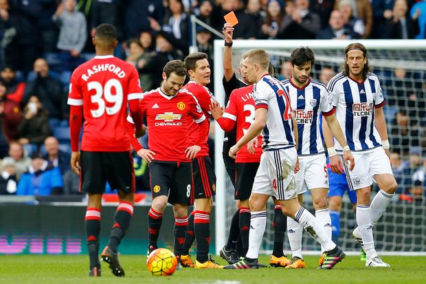 Manchester United Dipaksa...