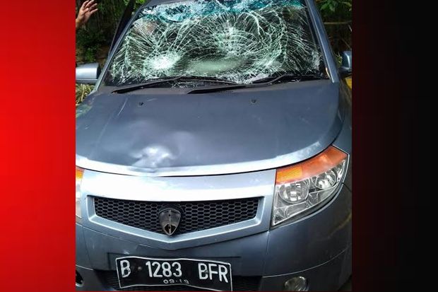 Ugal-ugalan, Mobil Tabrak...