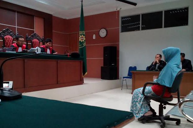 Siksa Anak Asuh, Bidan...