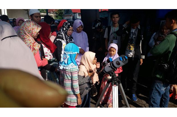 Berdesakan, Warga Yogyakarta...