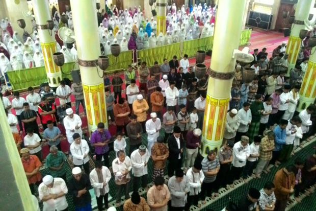 Ribuan Warga Salat Gerhana...