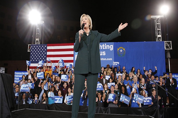 Hillary Menang Telak...