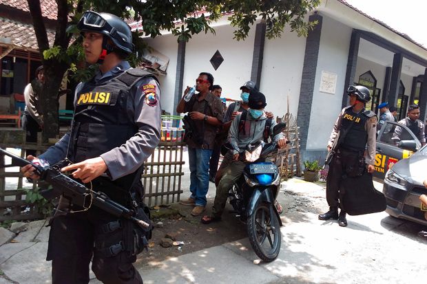 Densus 88 Geledah Rumah...