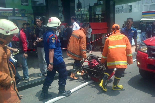 Kebakaran di DMall,...
