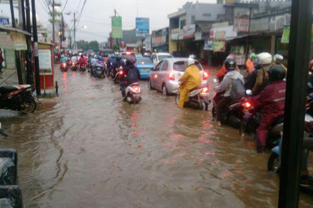 Kali Mampang Meluap,...